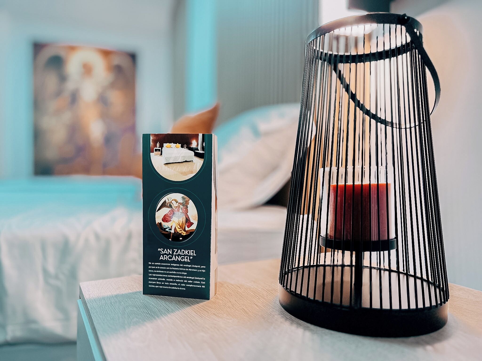 Un chandelier contenant une bougie, placé sur une table à côté d’un livre illustré et contenant du texte.