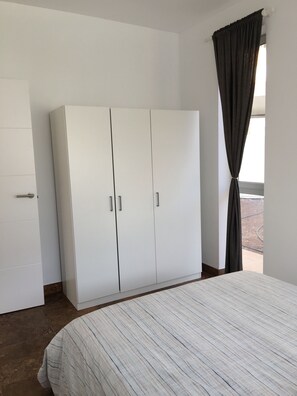 2 habitaciones, tabla de planchar con plancha y cuna de viaje 