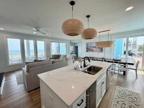 NewBeach Front Home,6bd,6.5ba Elevator,Pool,Spa!!