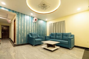 Perhehuoneisto, kaupunkinäköala | Oleskelualue | 65–tuumainen LED-televisio, jossa satelliittikanavat