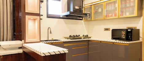 Suite Présidentielle, vue ville | Cuisine privée | Réfrigérateur dans l'espace commun, micro-ondes dans l'espace commun
