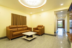 Perhehuoneisto, kaupunkinäköala | Oleskelualue | 65–tuumainen LED-televisio, jossa satelliittikanavat