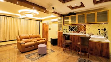 Suite presidencial, vista a la ciudad | Área de sala de estar | Televisión LED de 65 pulgadas con canales vía satélite