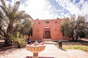 Front of property - Palais Menzah & SPA (Oulad Hassoune)