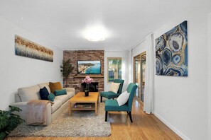 Smart TV, lareira, videogames, pebolim