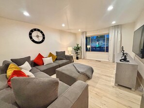 Smart TV, lareira, videogames, pebolim