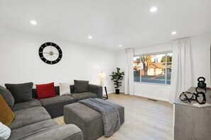 Smart TV, fireplace, video games, foosball - Relax and Play! near Napa, SF  4 Bedrooms Sleep10 + Hot tub, Fire pit & GameRoom (Fairfield)
