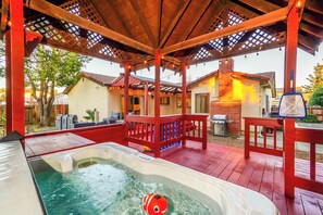 Terrace/patio - Relax and Play! near Napa, SF  4 Bedrooms Sleep10 + Hot tub, Fire pit & GameRoom (Fairfield)
