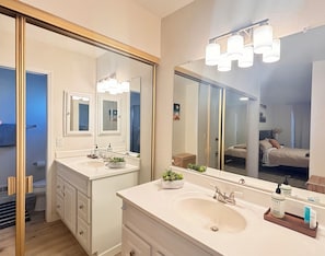 Secadora de cabello, toallas, jabón, shampoo