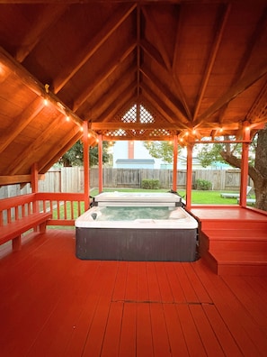 Tina de hidromasaje al aire libre