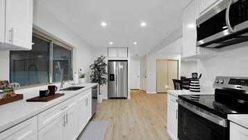 Een koelkast, een magnetron, een oven, een kookplaat