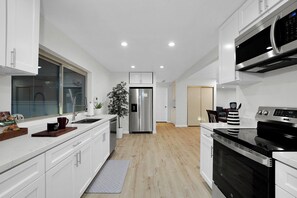 Geladeira, micro-ondas, fogão, cooktop