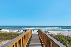 On the beach - Steps to Private Beach! New Rental! 2 Free Beach Services! 4 Bikes! Gated Comm (Santa Rosa Beach)