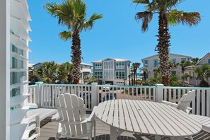 Outdoor dining - Steps to Private Beach! New Rental! 2 Free Beach Services! 4 Bikes! Gated Comm (Santa Rosa Beach)