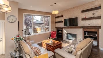 Smart TV, perapian, dan buku