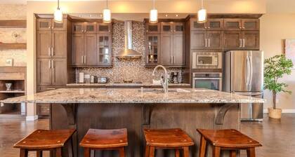 Luxury Retreat Near UofC | 2King+2Queen