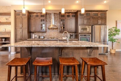Elegant home Near UofC | 2King+2Queen