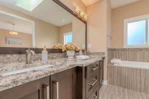 Dusche, Whirlpool, Haartrockner, Handtücher