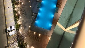 Oversigtsbillede af et hotel med flere swimmingpools, en parkeringsplads og en anlagt have.