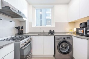 Fridge, microwave, stovetop, toaster - StayShort - Sophisticated 1 Bedroom Apartment in Bloom Tower B (JVC)