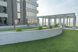 Property grounds - StayShort - Sophisticated 1 Bedroom Apartment in Bloom Tower B (JVC)