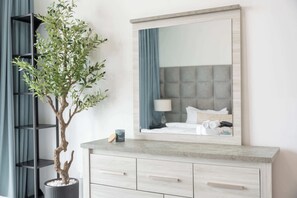 1 bedroom, iron/ironing board, WiFi - StayShort - Sophisticated 1 Bedroom Apartment in Bloom Tower B (JVC)