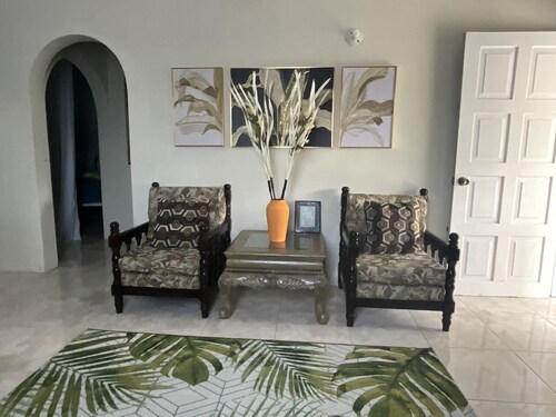 Charming 3-bedroom villa with WiFi and AC in Ocho Rios