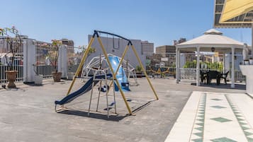 Área de juegos infantiles al aire libre