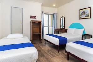 A hotel room with two beds, a wardrobe, a mirror, and a painting on the wall. - Capital O Nueva York, Guadalajara centro (downtown) (Guadalajara)