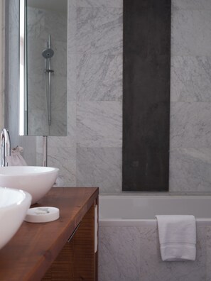 Jetted tub, hair dryer, towels, soap - Country house in Vilamaniscle - Girona (Vilamaniscle)