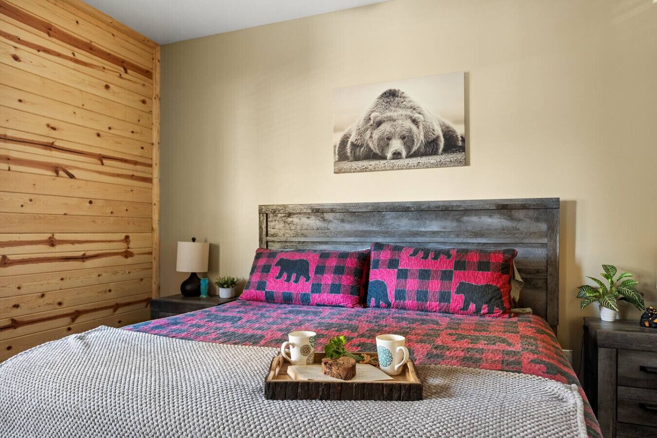 Tabla de planchar con plancha, wifi gratis, ropa de cama