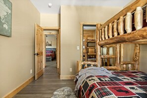 Tabla de planchar con plancha, wifi gratis, ropa de cama