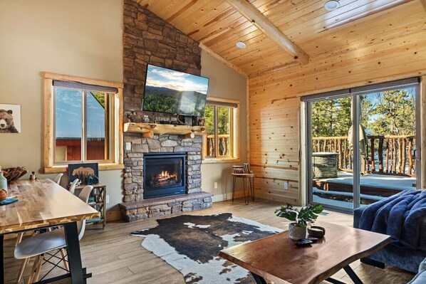 Smart TV, caminetto, tavolo da calcetto