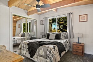 3 habitaciones, escritorio y tabla de planchar con plancha