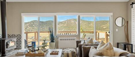 TV connectée, cheminée, chaîne hi-fi