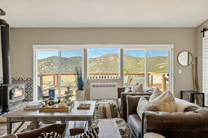 Smart TV, fireplace, stereo