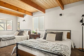 4 bedrooms, desk, iron/ironing board, free WiFi - Wild Heart Cabin+Pool Table + Hot Tub + EV Charger (Big Bear Lake)