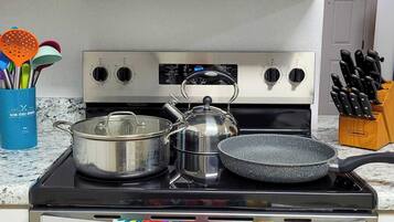 Microondas, horno y placa de cocina