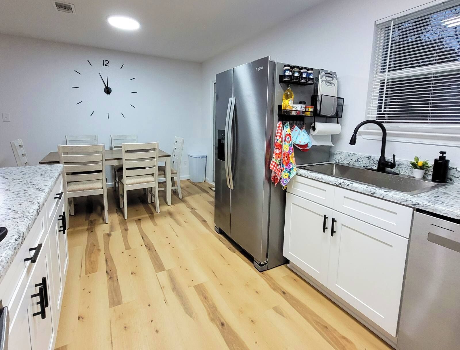 Four à micro-ondes, un four, surface de cuisson