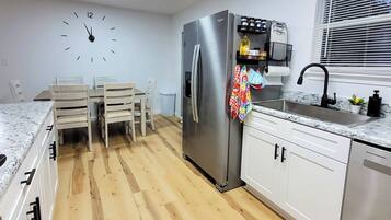 Four à micro-ondes, un four, surface de cuisson