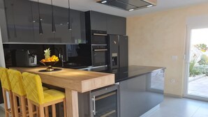 Kaffetrakter/tekoker, kjøleskap, mikrobølgeovn og ovn