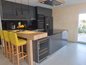 Geladeira, micro-ondas, fogão, cooktop