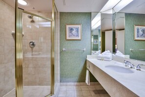 Hair dryer, soap, shampoo - Classic Spacious Studio Suite! (Shanty Bay)