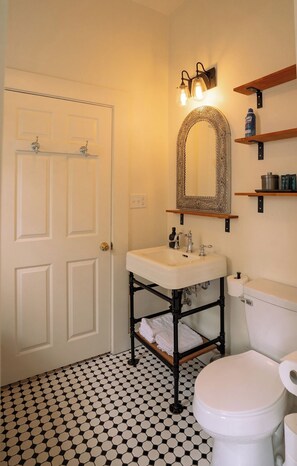 Shower, hair dryer, towels, soap - Desert Bungalow – 1st Floor of The Sonora House (Tucson)
