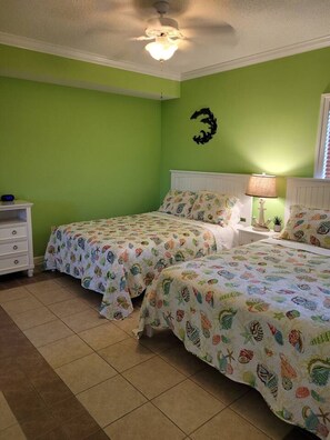 3 habitaciones, tabla de planchar con plancha y cuna de viaje