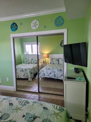 3 habitaciones, tabla de planchar con plancha y cuna de viaje 