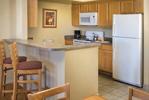 Kjøleskap, mikrobølgeovn, ovn og kokeplater