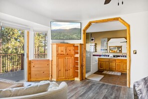 Een smart-tv en een open haard