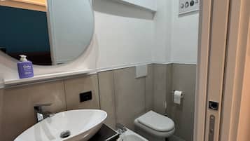 Dusche, Haartrockner, Bidet, HandtĂŒcher