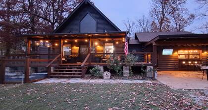 Rustic Valley/ TN River-Kentucky Lake Retreat. Main house and Cottage !